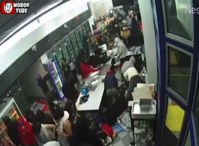 Video :California nightmare - a petrol station is looted by 100 thieves
